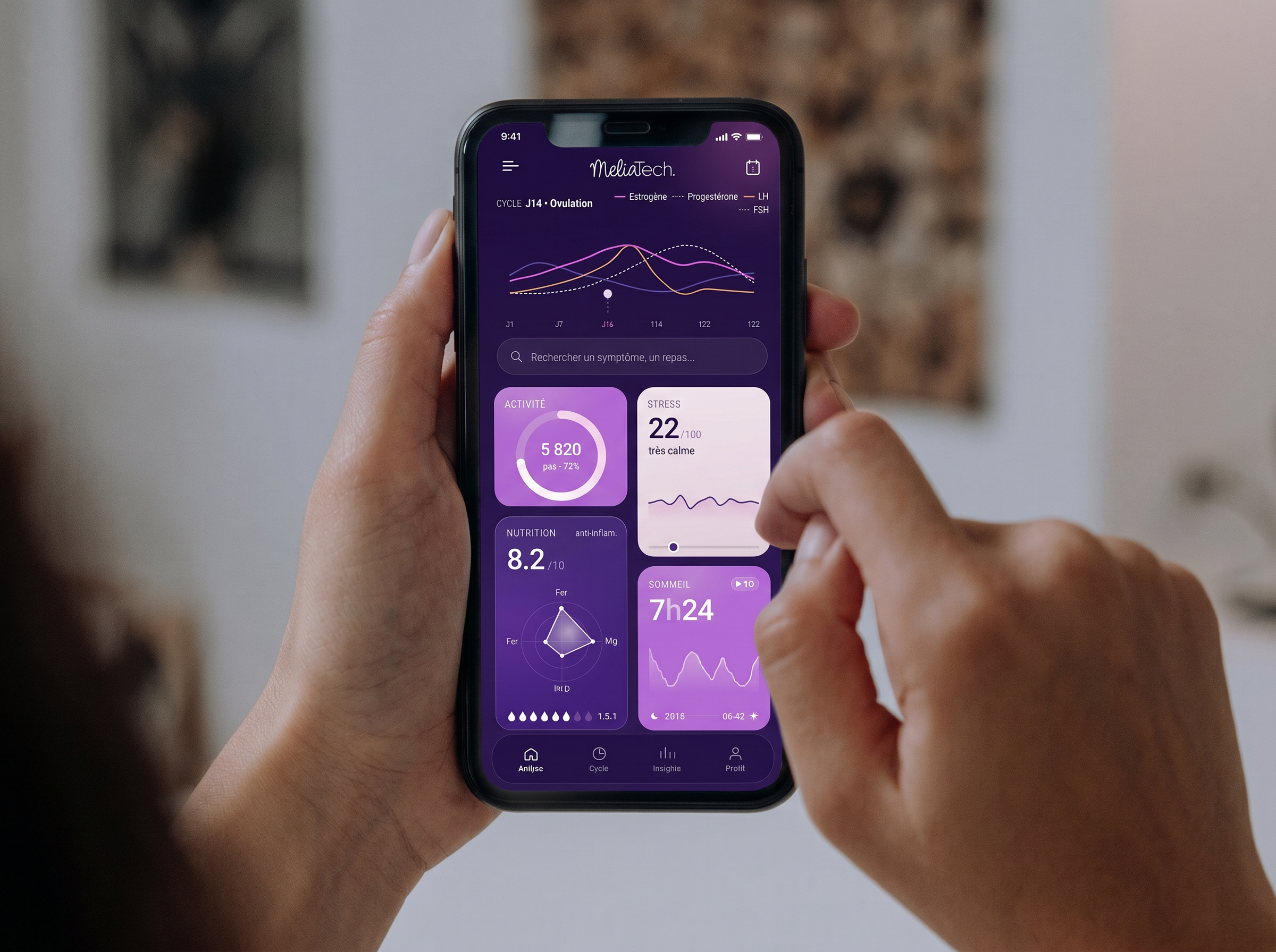Personne tenant un smartphone affichant l'application Melia